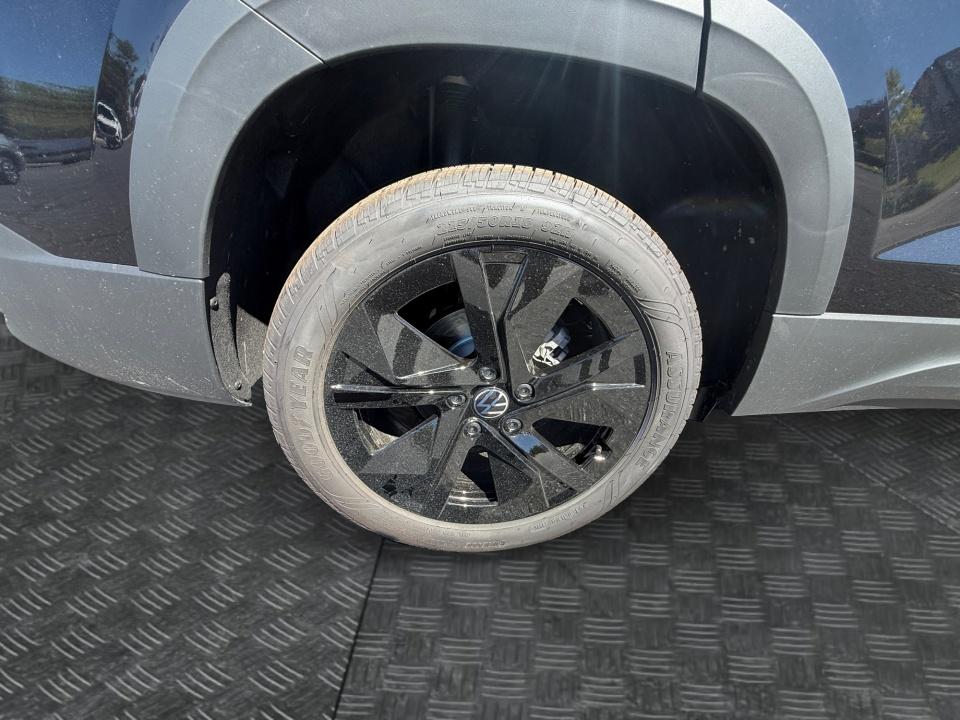 2027 Volkswagen Taos SE Black