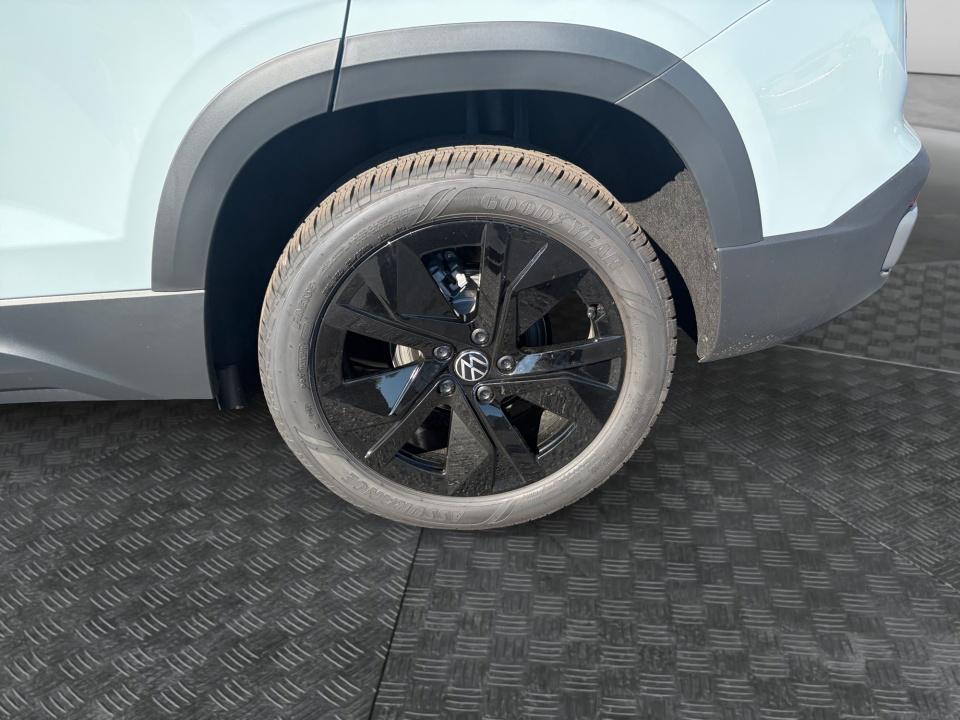 2027 Volkswagen Taos SE Black