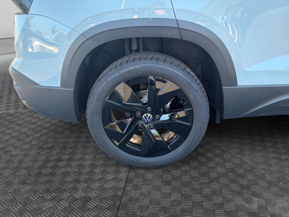 2027 Volkswagen Taos SE Black