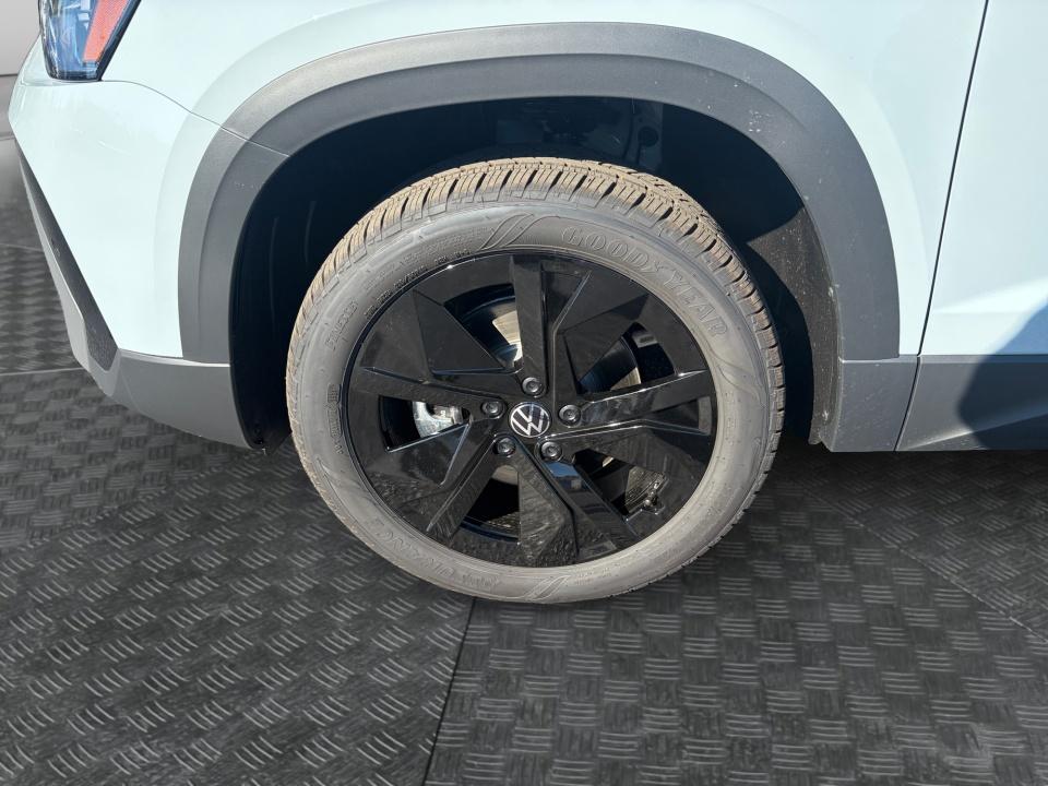 2027 Volkswagen Taos SE Black