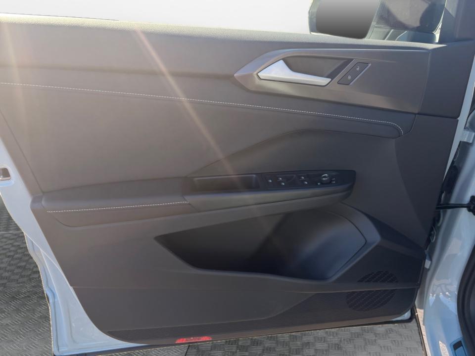 2027 Volkswagen Taos SE Black