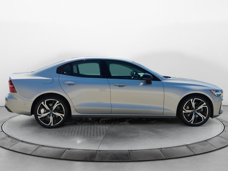 2024 Volvo S60 Plus Dark Theme