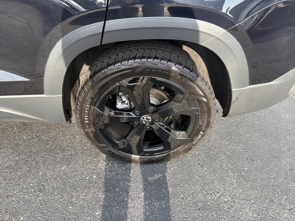 2026 Volkswagen Taos SE Black