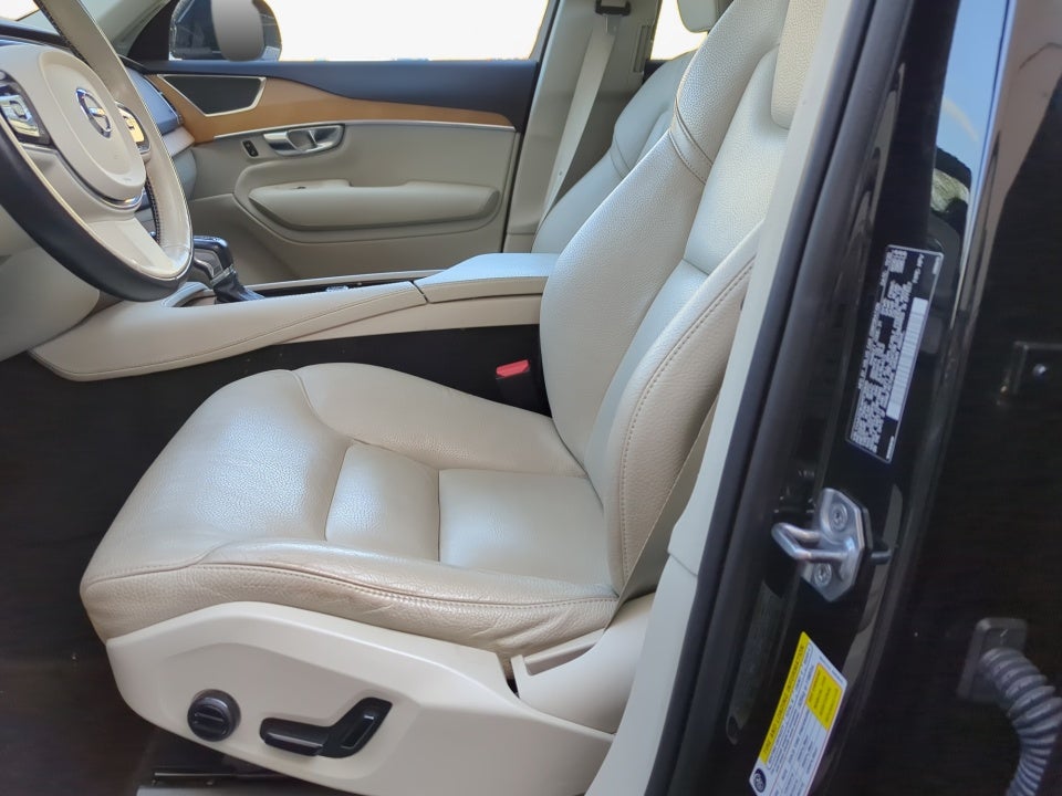 2021 Volvo XC90 Momentum