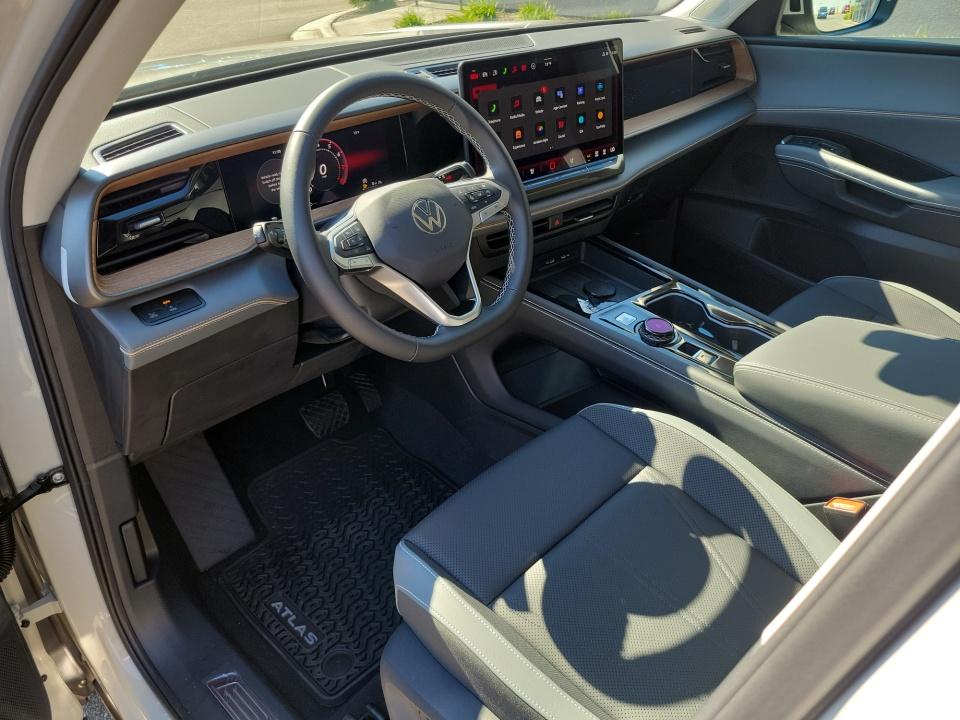 2027 Volkswagen Atlas SE w/Technology