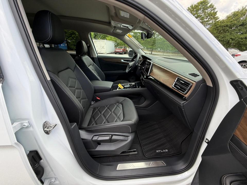 2026 Volkswagen Atlas SE with Technology