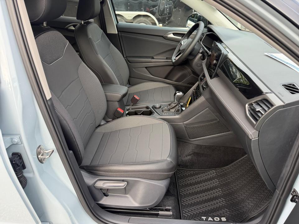 2027 Volkswagen Taos SE Black