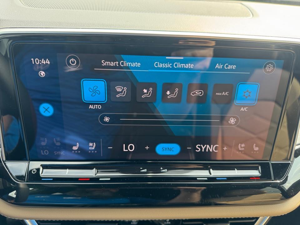 2026 Volkswagen Atlas Cross Sport 2.0T SE w/Technology