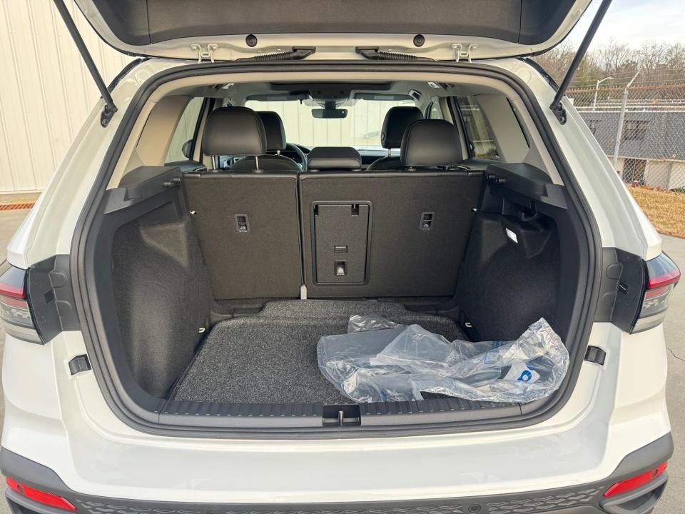 2026 Volkswagen Taos SE Black