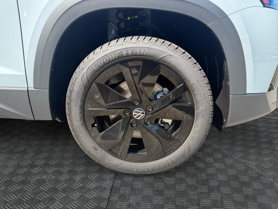 2027 Volkswagen Taos SE Black