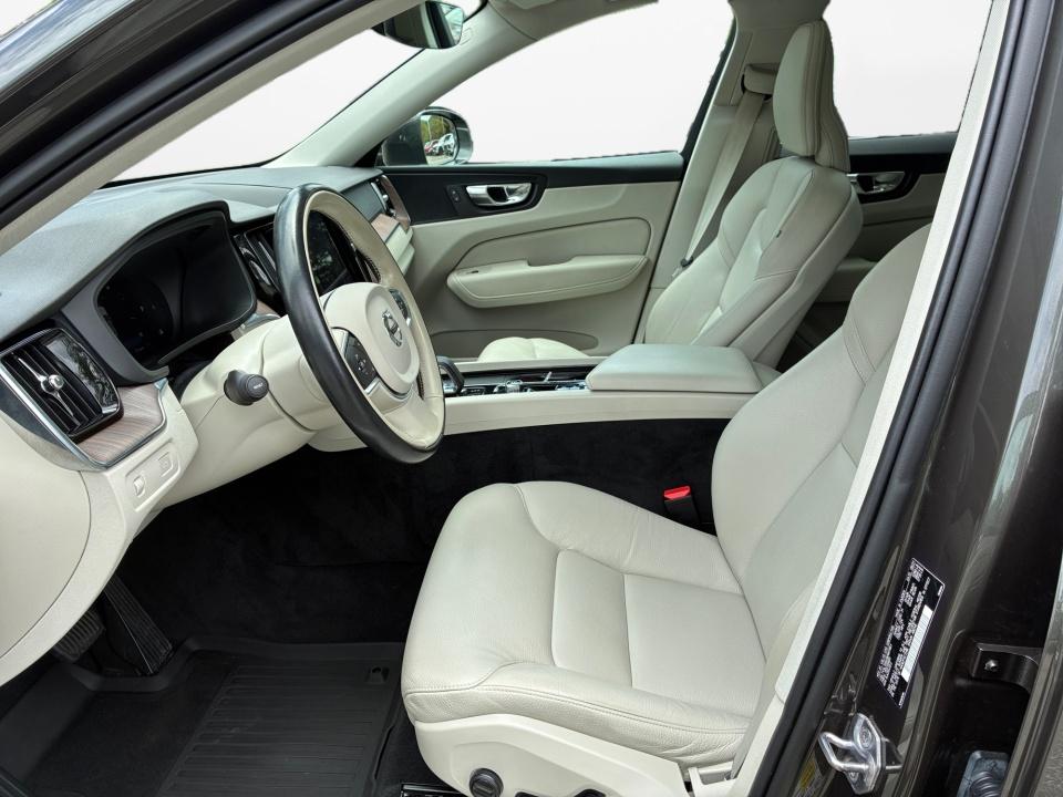 2022 Volvo XC60 Momentum